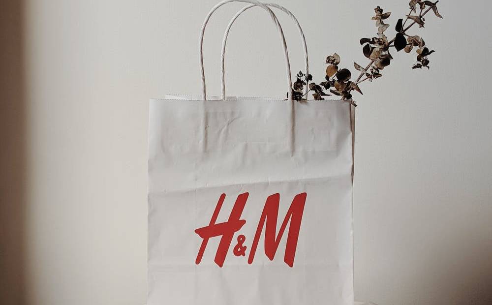 H&M to charge for paper bags in Italy