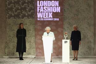 Richard Quinn gana el premio inaugural de diseño, Queen Elizabeth II