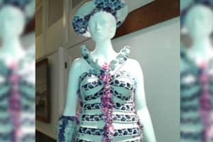 Porseleinen jurk in de veiling