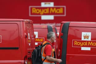Royal Mail to hire 33,000 Christmas workers to cope with surge in online shopping