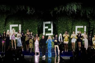 Video: Kim Jones en Donatella Versace ruilen van rol: Versace by Fendi en Fendi by Versace