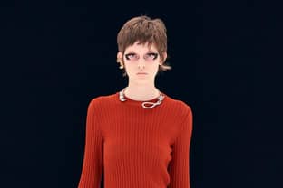 Givenchy es criticada por dar glamour al suicidio con un collar de soga en la PFW