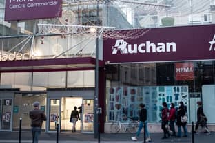 Le PDG d'Auchan reprend la main sur ses magasins français 