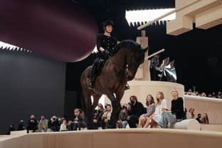Carlota Casiraghi abre (a caballo) el ensueño ecuestre de Chanel