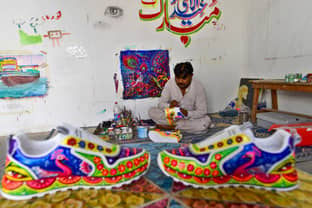 Au Pakistan, la tendance des baskets décorées du « truck art »