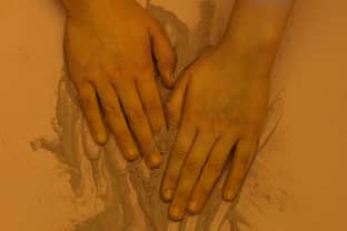 Zeewier, modder of urine als textielverf: expositie ‘Kleurstof’ in TextielMuseum toont onverwachte oplossingen voor verantwoord verven