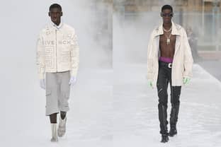 El hombre Givenchy lleva capucha, torso desnudo y botas de lluvia