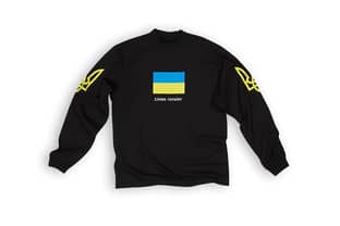 Balenciaga diseña una camiseta solidara a beneficio de Ucrania 