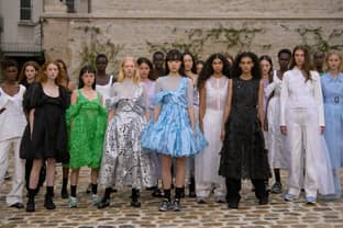 Pariser Modewoche: Weiblichkeit ist angesagt, um dem Alltag zu entfliehen