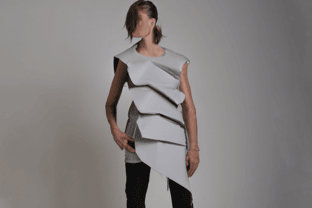 El argentino Panni Margot presentó su propuesta de moda e inteligencia artificial en Runway Latinx de Chicago 