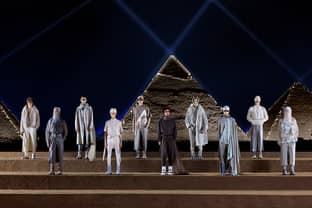 Dior se hace constelación, al abrazo de las pirámides de Egipto
