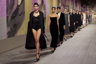 Video: Dior laat zich inspireren door Joséphine Baker voor couture SS23 collectie 