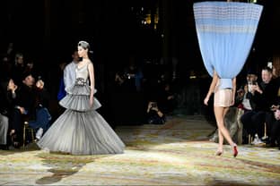 Video: Viktor&Rolf zet haute couture letterlijk op zijn kop met SS23 show