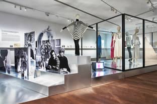 Glitter en geometrie: de avant-gardemode van IO Van Oostveldt bij MoMu