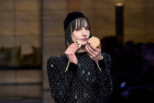 Mailänder Fashion Week: Giorgio Armani 'pudert' die Mode