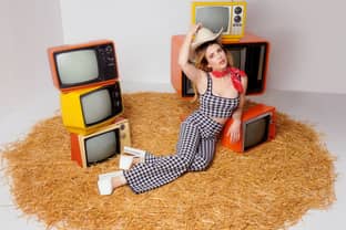 About You launcht Kapsel-Kollektion mit US-Schauspielerin Emma Roberts