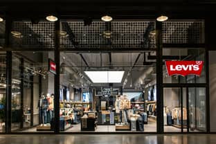 Levi Strauss Q2 revenues drop, lowers outlook