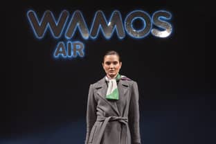 Juanjo Oliva firma los nuevos uniformes de cabina y vuelo de Wamos Air