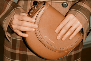 Stella McCartney stellt Taschen aus der Lederalternative Mirum vor
