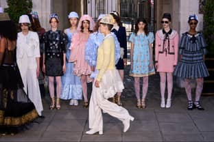 London Fashion Week : pour l'été 2024, de la transparence et du court