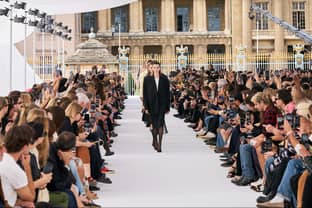 Givenchy vuelve a los orígenes, Gauchère cuestiona el frenesí de la mujer moderna