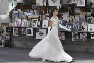 Défilé Chanel: bouquinistes et "Immortels" inspirent Lagerfeld