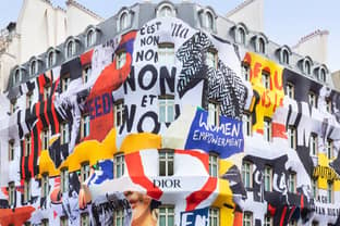 Dior emballe la façade de sa boutique parisienne Avenue Montaigne