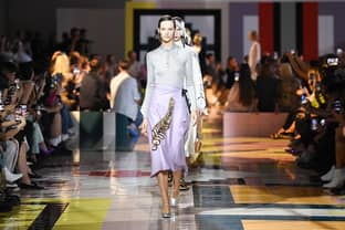 Prada desfila contra la "fast fashion" en Milán