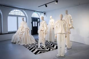 Binnenkijken: couture en kunst Claes Iversen tentoongesteld in hotel MAI