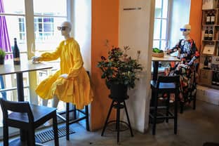 Litauische Restaurants präsentieren Entwürfe von Modedesignern an leeren Tischen