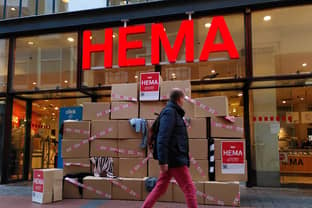 Schone Kleren Campagne protesteert bij Hema Amsterdam tegen geannuleerde bestellingen