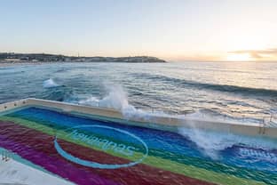 La piscina del Bondi Icebergs se viste con los colores del arcoíris
