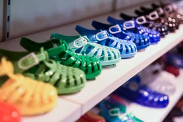 Trend: De plastic sandaal van Méduse viert zijn 75-jarig bestaan