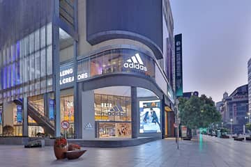 Adidas AG behaalt omzetplus maar stelt jaarverwachting naar beneden bij
