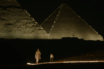 Video: Dior showt collectie bij de pyramides van Gizeh