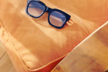 Cos s’associe à Linda Farrow pour une collection exclusive de lunettes de soleil