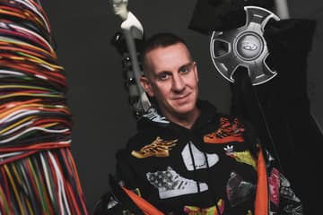 Jeremy Scott diseña una colección de Alta Costura con piezas de coche recicladas