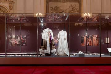 国王查尔斯三世和王后卡米拉的加冕服饰公开展出