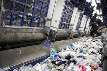 UK retailers sign pact to ban plastics