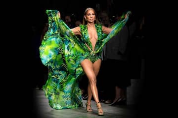 Milano fashion week: il jungle dress di Versace e Jennifer Lopez monopolizzano i social