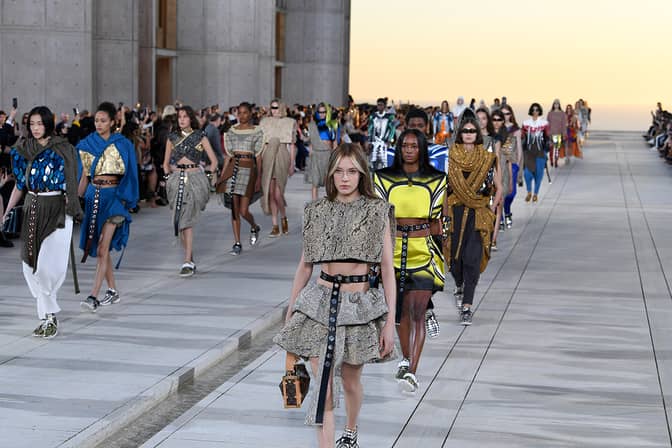 Louis Vuitton presenta su desfile de invierno 2021 en el Louvre