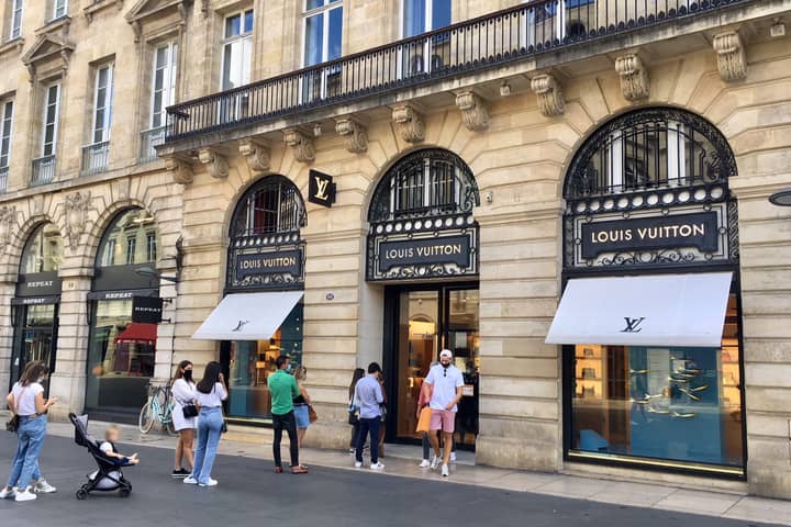 Hogere omzet kledingwinkels, Louis Vuitton opent winkel in