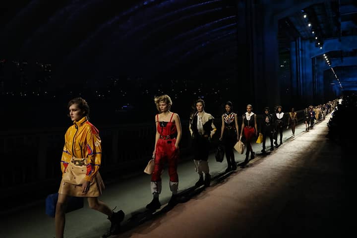 Louis Vuitton presenta su desfile de invierno 2021 en el Louvre