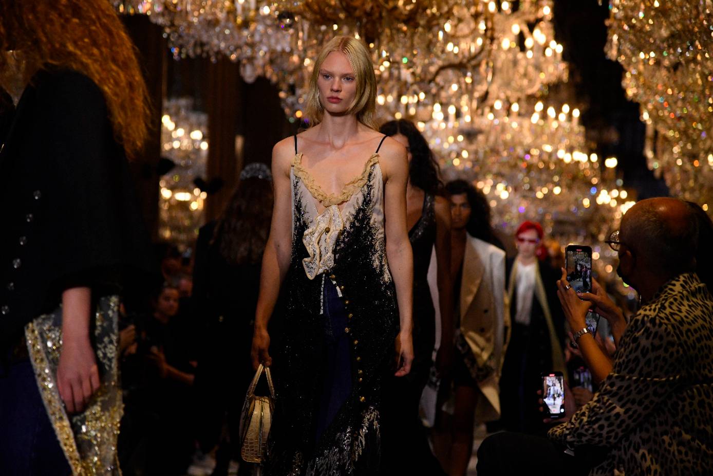 Louis Vuitton SS22 Women's en Paris Fashion Week: Le Grand Bal