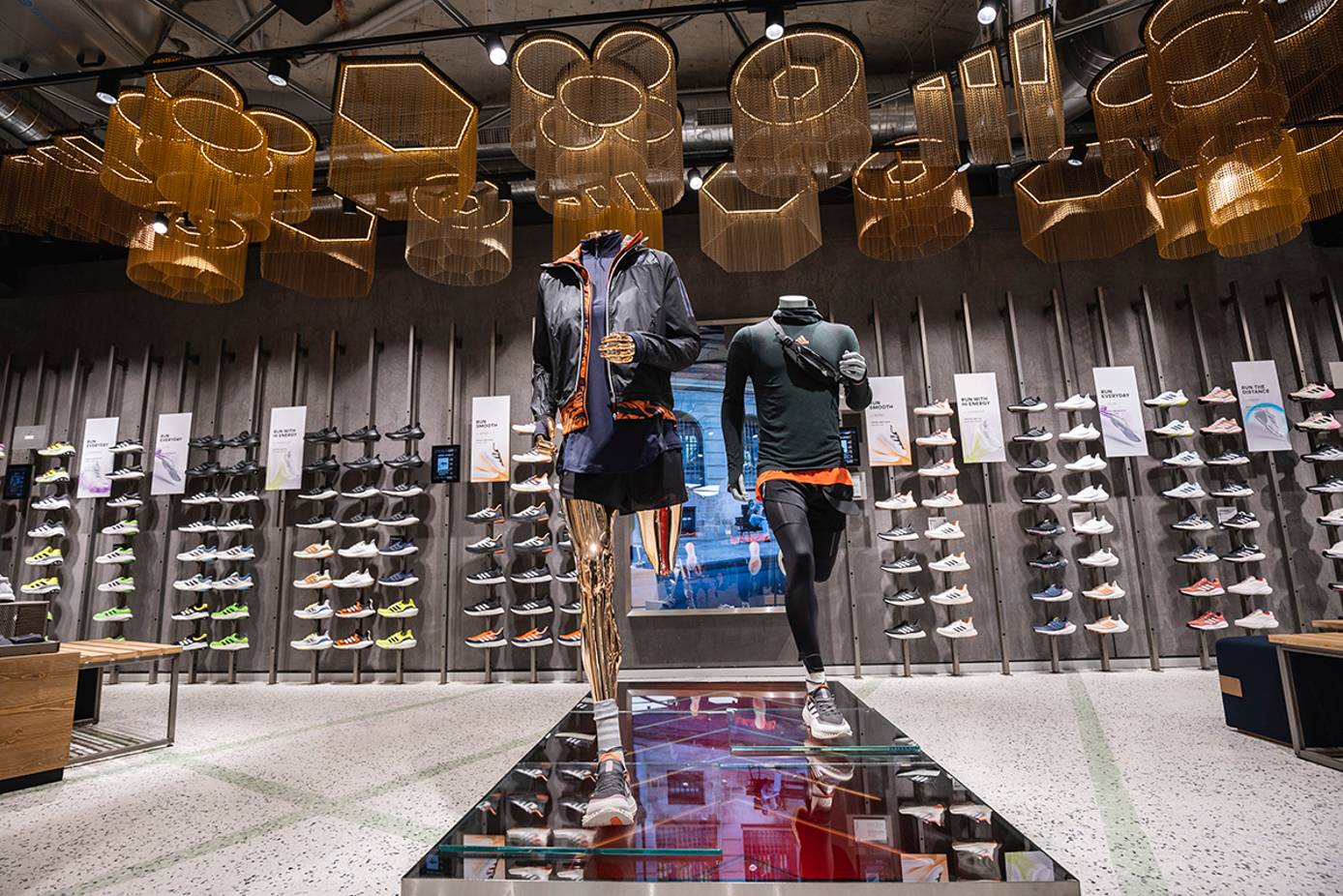 medios de comunicación sesión Respetuoso del medio ambiente Adidas abre en Barcelona su mayor tienda en España