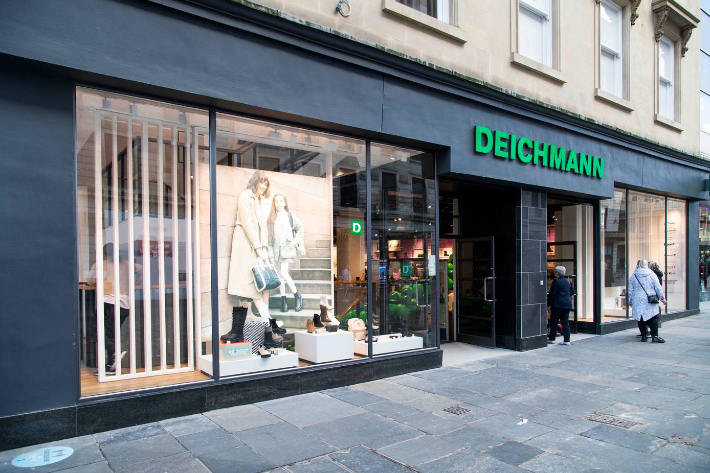 opens flagship in Glasgow