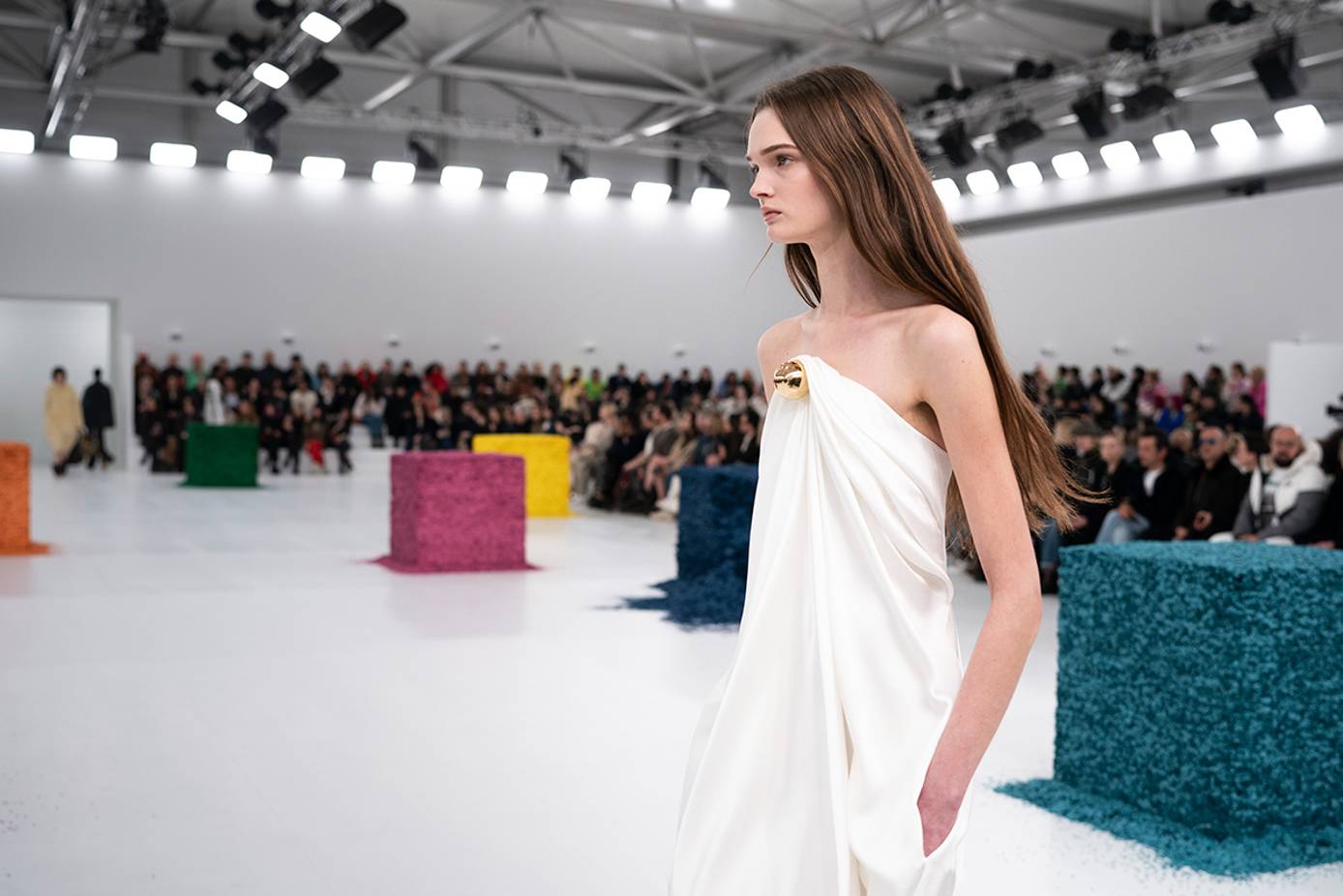 Louis Vuitton ya lo ha confirmado: vuelven los vestidos sobre
