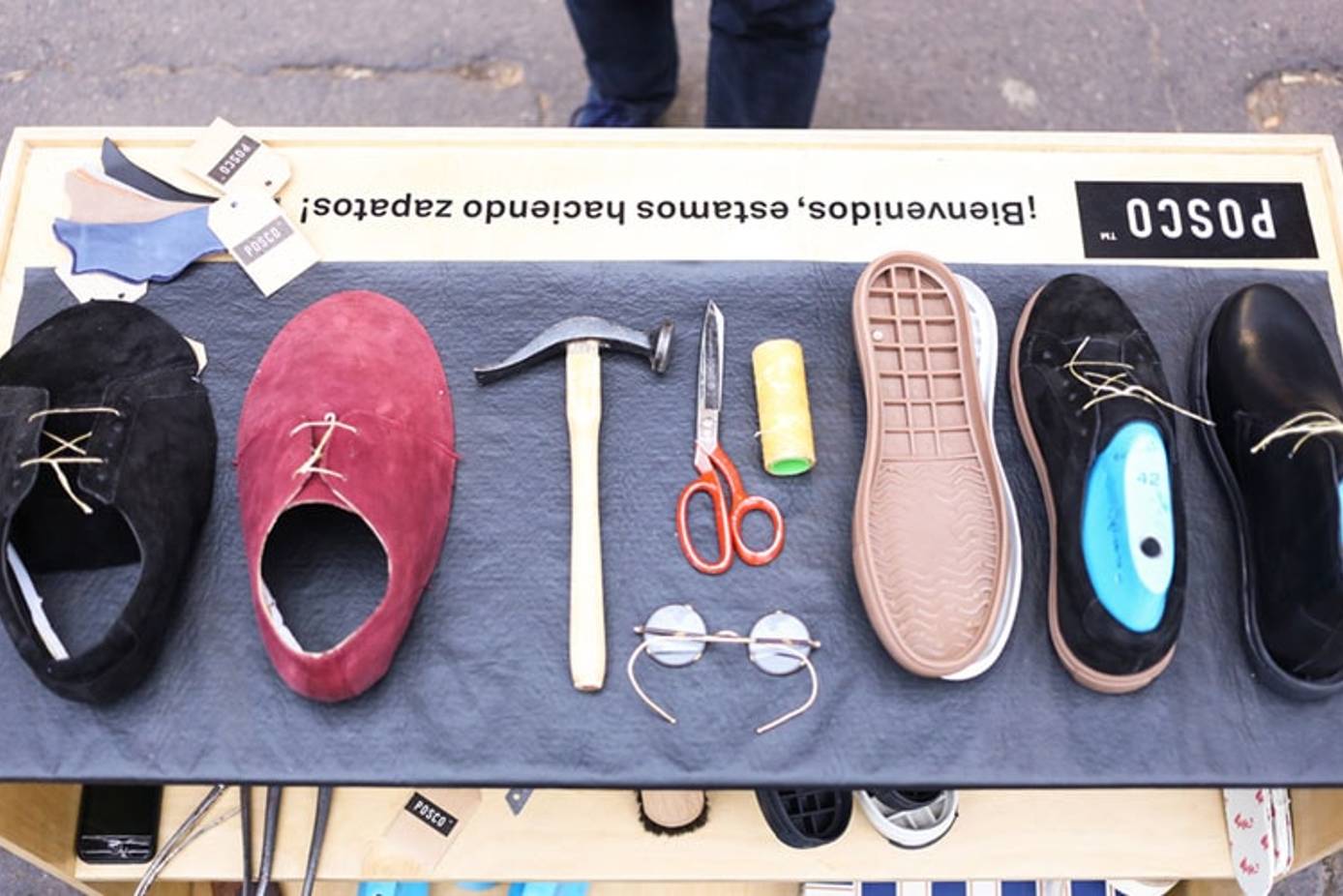 danés farmacéutico Suave POSCO sale a la calle y muestra cómo hace sus zapatos