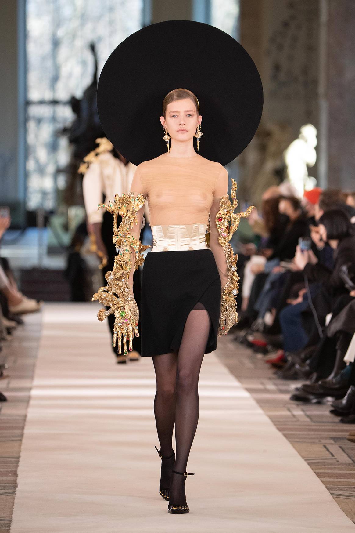 Terugblik op de Paris Haute Couture Week SS22: Een moderne visie op vakmanschap