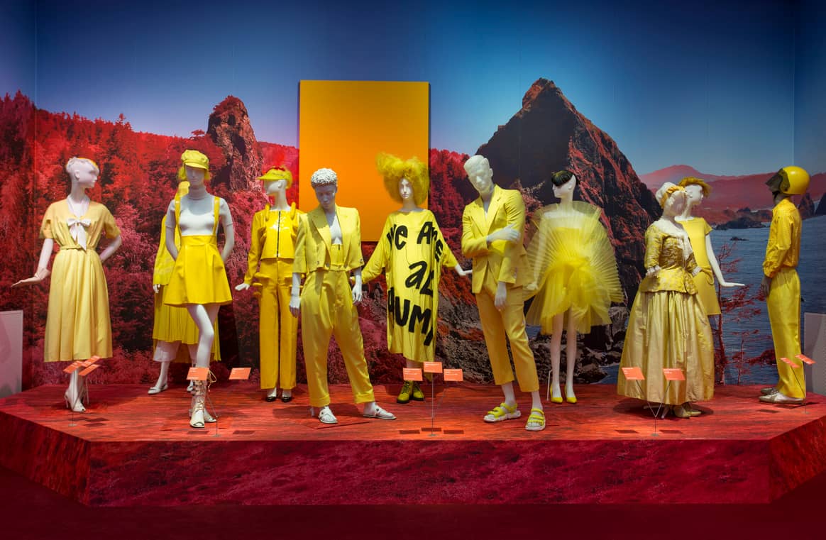 Kleurexplosie in Kunstmuseum Den Haag: hoopvolle mode in sombere tijden